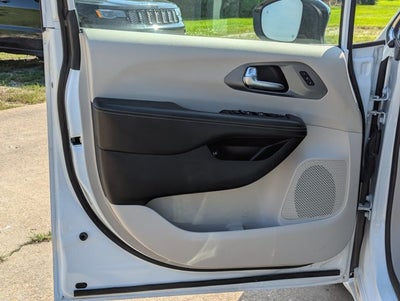 2024 Chrysler Pacifica Hybrid Select